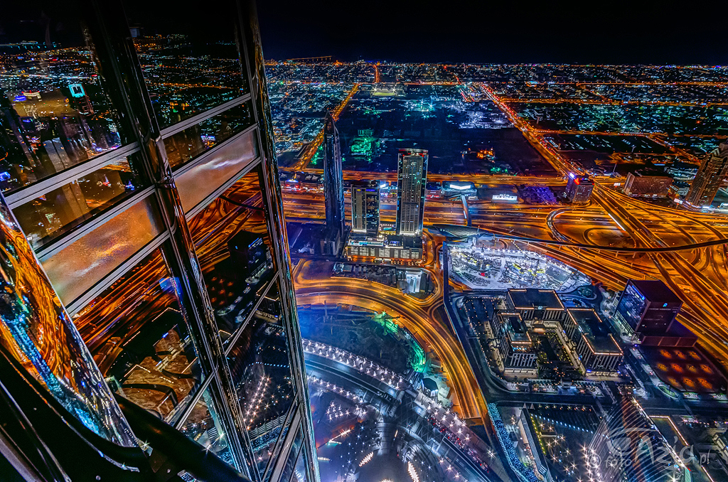 Dubaj nocą wdziany z tarasu widokowego w Burj Khailfa