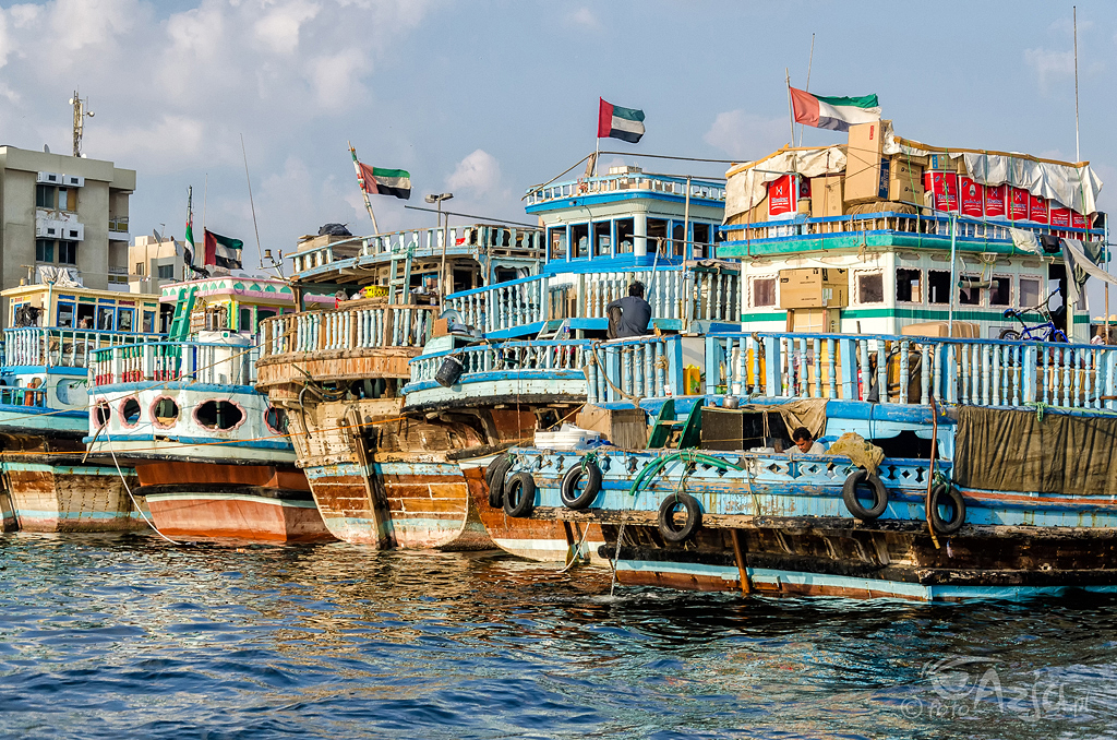 Zakotwiczone przy Dubai Creek tradycyjne, arabskie łodzie drewniane - Dhow